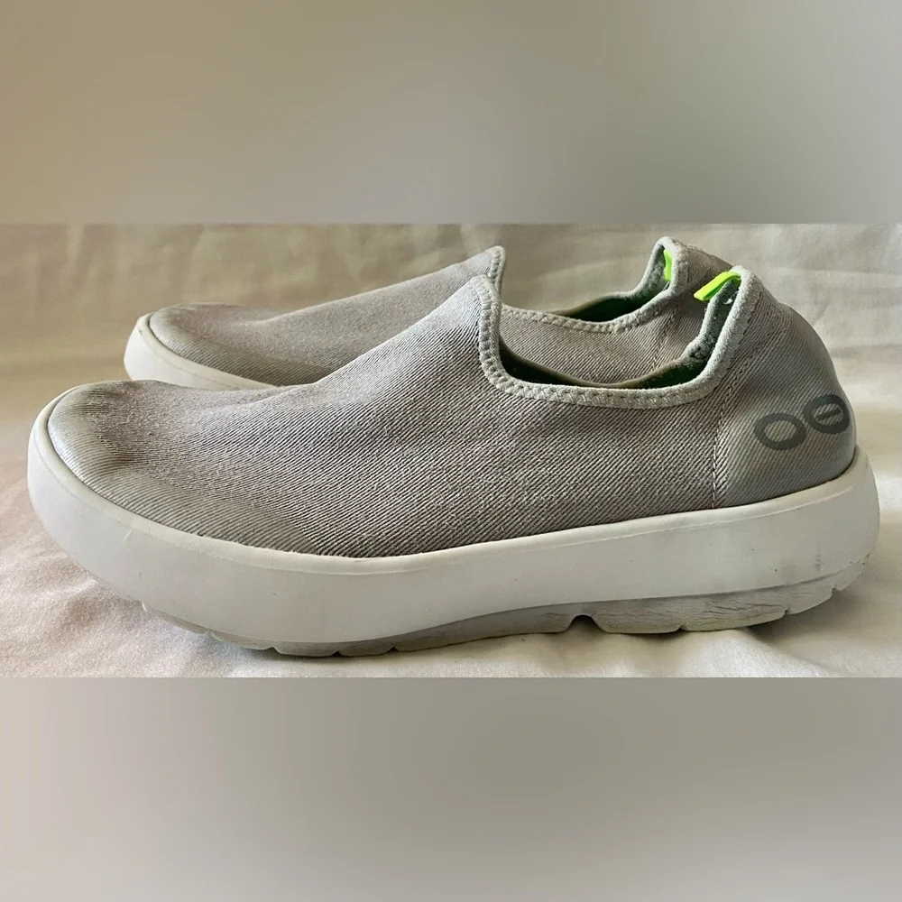 OOFOS OOmg eeZee Low Women's Comfort Sneakers Shoes White Size 8